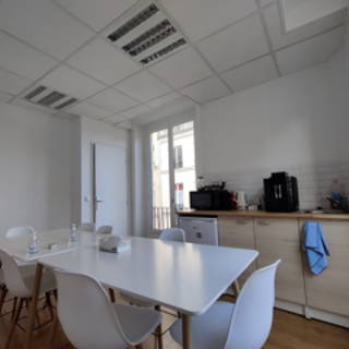 Bureau privé 25 m² 6 postes Location bureau Rue d'Aboukir Paris 75002 - photo 4
